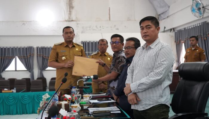 Bupati Toba Sampaikan RPKUA dan RPPPAS 2025, Belanja Modal Turun Drastis