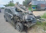Hindari Lubang Jalan, Toyota Rush Hantam Pohon dan Tiang Lampu di Padangsidimpuan