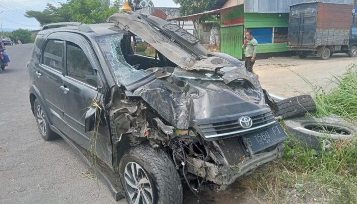 Hindari Lubang Jalan, Toyota Rush Hantam Pohon dan Tiang Lampu di Padangsidimpuan