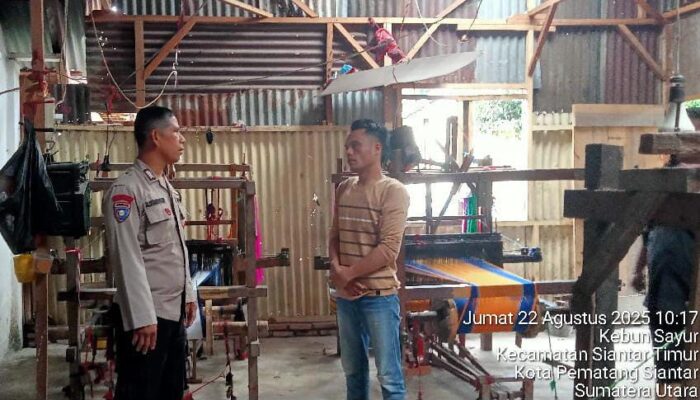 Personel Polsek Siantar Timur Sambangi Pengrajin Ulos, Beri Himbauan Kamtibmas dan Call Center 110