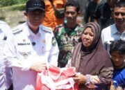 Rumah Warga Desa Sakean Terbakar, Bupati Muaro Jambi Turun Langsung Salurkan Bantuan