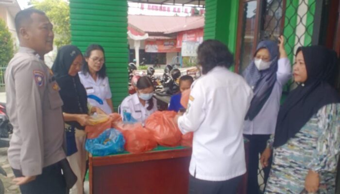 Polsek Siantar Martoba Awasi Pembagian Bantuan Gizi Anak Stunting