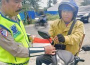 Semangat HUT RI ke-80, Sat Lantas Sergai Bagikan Bendera dan Edukasi Pengendara