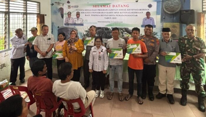 Penyerahan Kartu BPJS Ketenagakerjaan untuk Pekerja Rentan di Siantar Selatan Bejalan Aman
