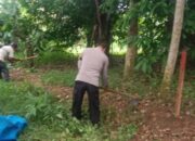 Polsek Siantar Martoba dan Warga Gotong Royong Buka Akses Jalan ke Perladangan