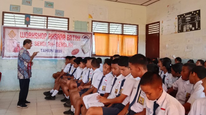 Lestarikan Aksara Batak, Panitia Workshop Edukasi Murid di SMP Negeri Satu Atap Silitonga