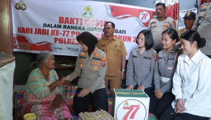 Hari Jadi Ke-77, Polwan Samosir Beri Kejutan untuk Dua Nenek Lansia