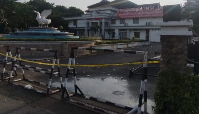 Kantor DPRD Provinsi Jambi Rusak Parah Usai Demo: Pagar Roboh, Kaca Pecah, Coretan Protes di Mana-Mana