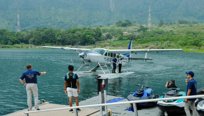 Gubsu dan Bupati Samosir Test Flight Pesawat Amfibi di Danau Toba, Target Beroperasi 2026