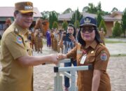 Bupati Humbahas Hadiri Upacara di SMPN 027 Pakkat, Serahkan Moubiler untuk SD dan SMP