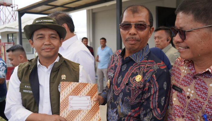 Wabup Toba Serahkan Proposal PKH Jalan Kabupaten dan Desa kepada Menteri Kehutanan
