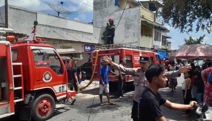Kebakaran Rumah di Gang Langkat, Kapolsek Siantar Utara Pimpin Langsung Cek TKP