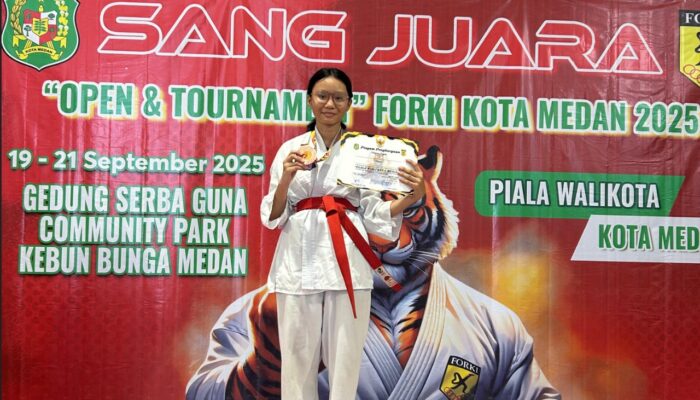 Siswi SMP Negeri 22 Medan Raih Medali di Kejuaraan Karate FORKI Medan 2025