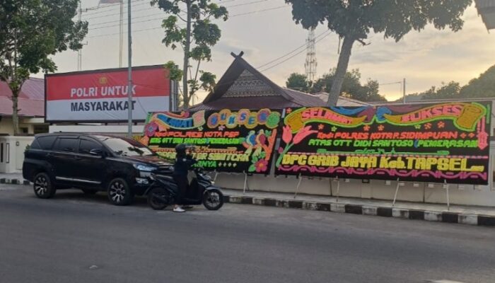 Oknum LSM Terjaring OTT, Papan Bunga Penuhi Halaman Polres P.Sidimpuan