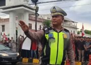 Dibawah Gerimis, Satlantas Sidimpuan Tetap Sigap Atur Lalulintas Ditengah Aksi Demo