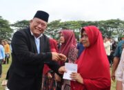 Kalapas Mathrios Zulhidayat Serahkan Bantuan Sosial HUT ke-24 Kota P.Sidimpuan