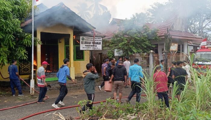 Kantor Lurah Timbangan Terbakar Hebat, Warga Panik Berhamburan!