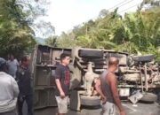 Truk Terbalik Lumpuhkan Jalinsum Tapsel-Sibolga, Beruntung Tak Ada Korban Nyawa