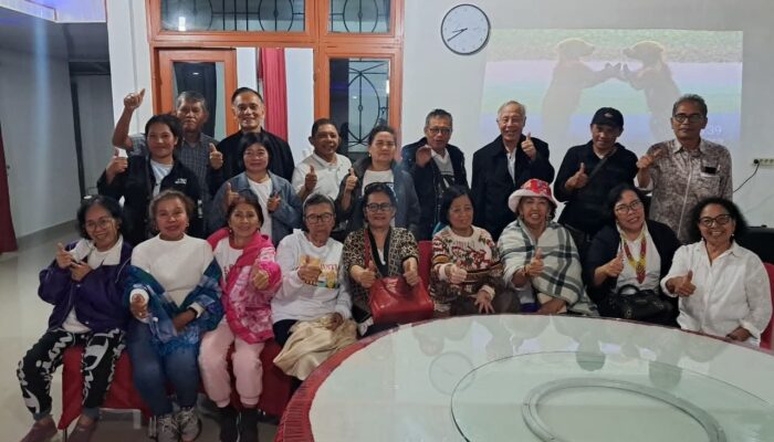 Puluhan Lansia Datangi Rumdis Wabup Humbahas dengan Doa dan Makanan Tradisional