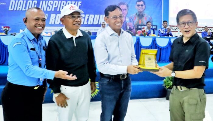Rocky Gerung Kagum pada Taruna SMA Plus Efarina: “Mereka Berpikir Kritis dan Siap Membangun Bangsa”