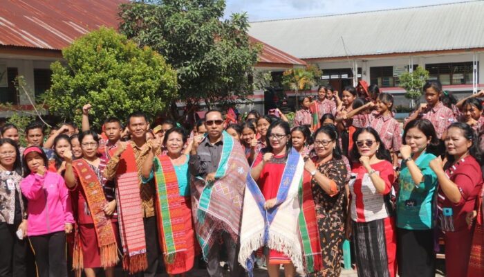 Bupati Taput dan Ketua PN Tarutung Kunjungi Sekolah Asal, Berbagi Inspirasi di SMPN 1 Sipoholon