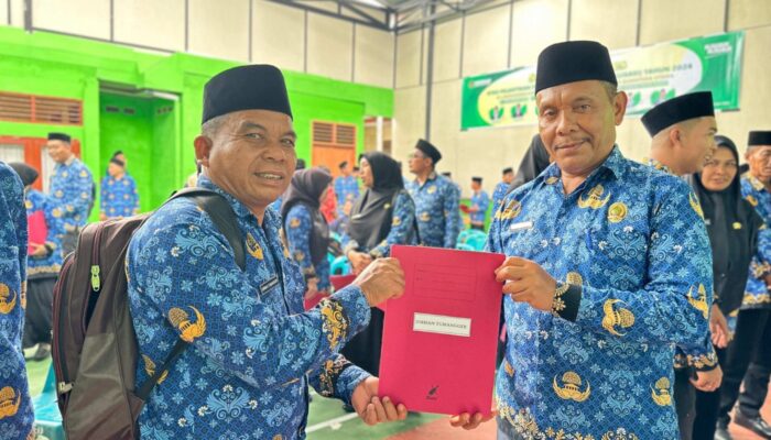 Kisah Haru Dirman Tumangger, Satpam Madrasah yang Dapat SK PPPK Sebulan Sebelum Pensiun