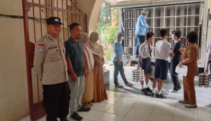 1044 Paket Makanan Bergizi Dibagikan, Bhabinkamtibmas Siantar Timur Turun Langsung ke SMPN 1 Pematangsiantar