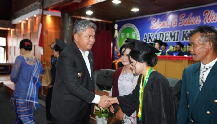 Pemkab Taput Ajak Perawat Muda ‘Go International’ pada Wisuda Akper ke-20