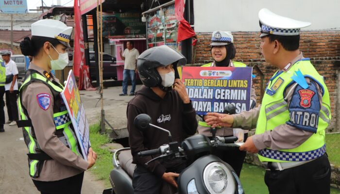 Ops Zebra Toba 2025, Sat Lantas Sergai Ajak Sopir Angkot Tertib Lewat Jumat Berkah