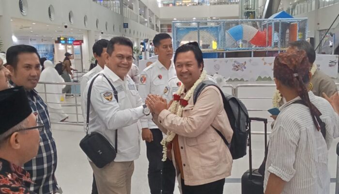 Penyambutan Ketua Umum Pasukan 08 di Bandara Kualanamu Diwarnai Antusiasme Anggota
