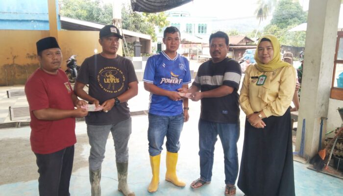 APDESI Kecamatan Serahkan Donasi Untuk Bantu Korban Bencana Banjir Di Desa Goti Dan Manegen