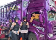 Srikandi Polwan Siantar Bikin Adem Antrean BBM, Bagikan Minuman Sambil Patroli Humanis