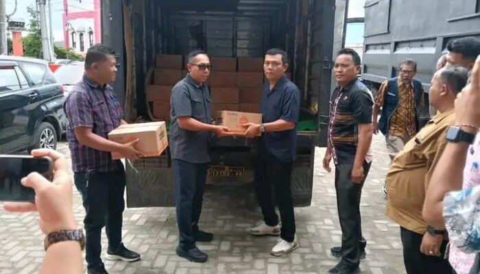 Bupati Taput Terima Bantuan 6.000 Ikan Kaleng dari RM Gumarang untuk Pengungsi Bencana