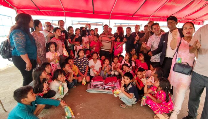 Natal Berbagi Kasih, Aliansi Pers Humbahas Salurkan Seragam Sekolah untuk Anak SD Terdampak Bencana