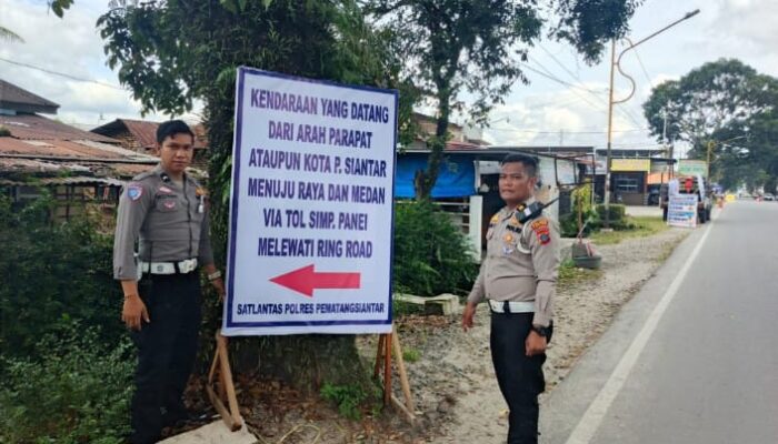 Sat Lantas Polres Pematangsiantar Pasang Rambu Petunjuk Arah, Antisipasi Kemacetan Nataru