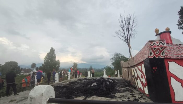 Penyebab Api Misterius Terbakarnya Balai Datu Pejel di Toba