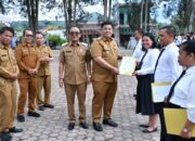 Bupati Samosir Serahkan 803 SK PPPK Paruh Waktu, Vandiko: Ini Era Baru Pengabdian Honorer