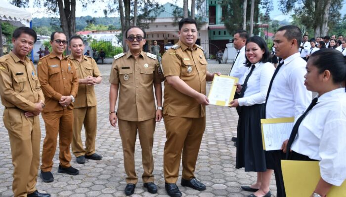 Bupati Samosir Serahkan 803 SK PPPK Paruh Waktu, Vandiko: Ini Era Baru Pengabdian Honorer
