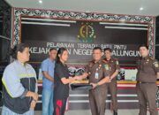 Kejari Simalungun Hentikan Penuntutan Kasus Penadahan dan Hadiahkan Laptop untuk Anak Tersangka