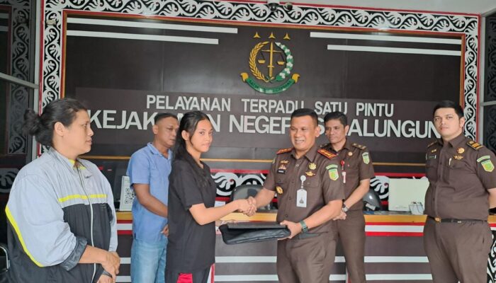 Kejari Simalungun Hentikan Penuntutan Kasus Penadahan dan Hadiahkan Laptop untuk Anak Tersangka