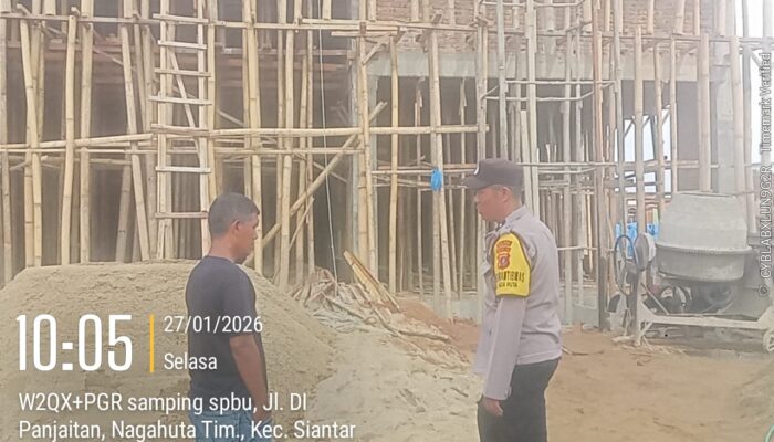 Bhabinkamtibmas Sambangi Pekerja Bangunan, Keselamatan Kerja Jadi Perhatian Utama