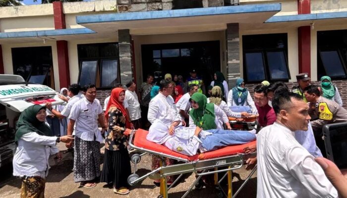 Diduga Keracunan MBG, Ratusan Siswa SMA 2 Kudus Dilarikan ke RS