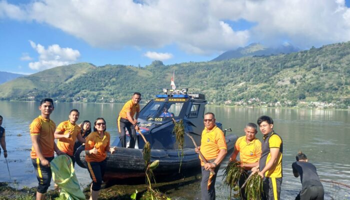 Kapolres Samosir Pimpin Aksi Bersih-bersih Water Front Pangururan dan Danau Toba