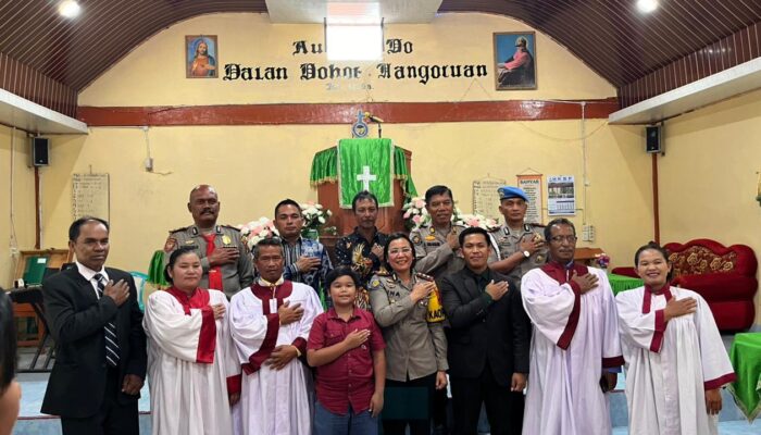 Kapolres Samosir Sambangi Umat HKBP Bonandolok, Ajak Warga Jaga Harmoni Desa Berlandaskan Dalihan Natolu