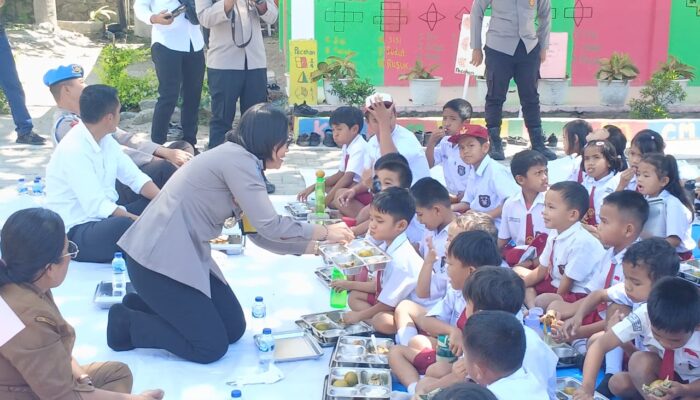 Kapolres Samosir Makan Bersama Pelajar, Pastikan Program Makan Bergizi Gratis Tepat Sasaran