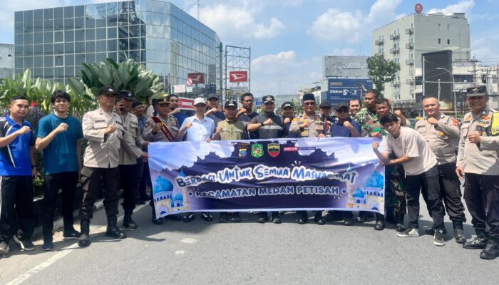 Camat Medan Petisah dan Muspika Plus Gelar Jumat Berbagi di Bundaran SIB Medan