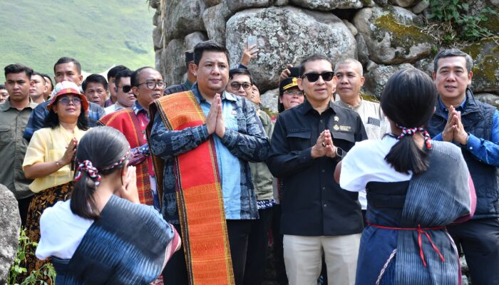 Terpukau Sarkofagus Raksasa, Menteri Kebudayaan Dorong Huta Simarmata Jadi Cagar Budaya Nasional