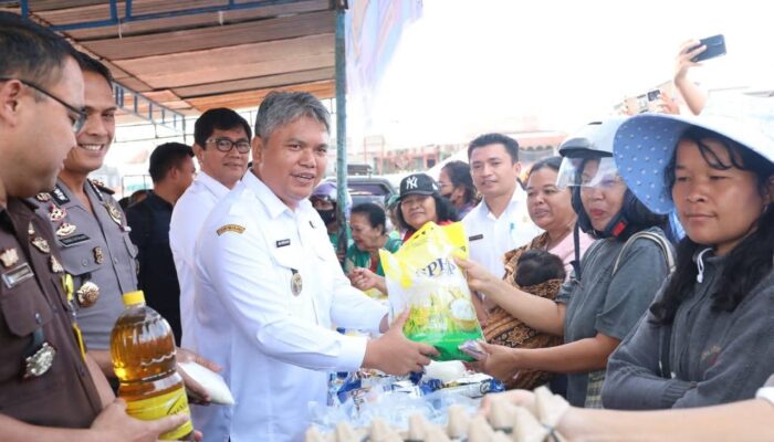 Jelang Idul Fitri, Wabup Taput Tinjau Gerakan Pangan Murah di Tarutung