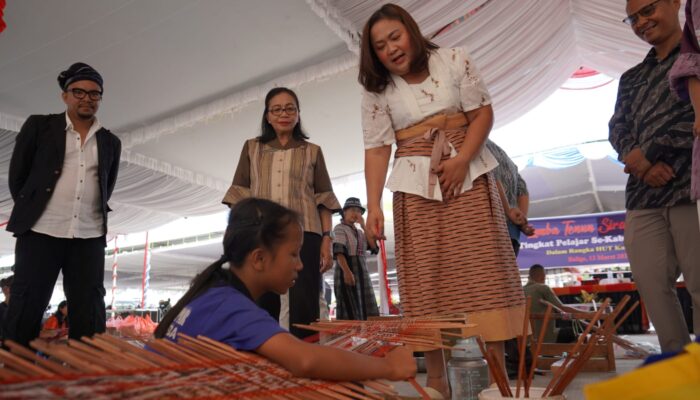 60 Pelajar Ikuti Lomba Tenun Sirat di HUT ke-27 Kabupaten Toba