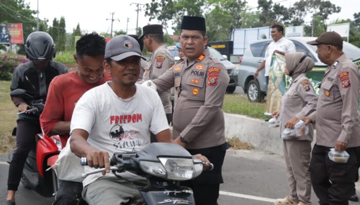 Polsek Teluk Mengkudu dan Firdaus Bagikan 200 Takjil di Jalinsum Sergai